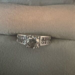 Sparkly white gold 1.3 ct. engagement ring💍